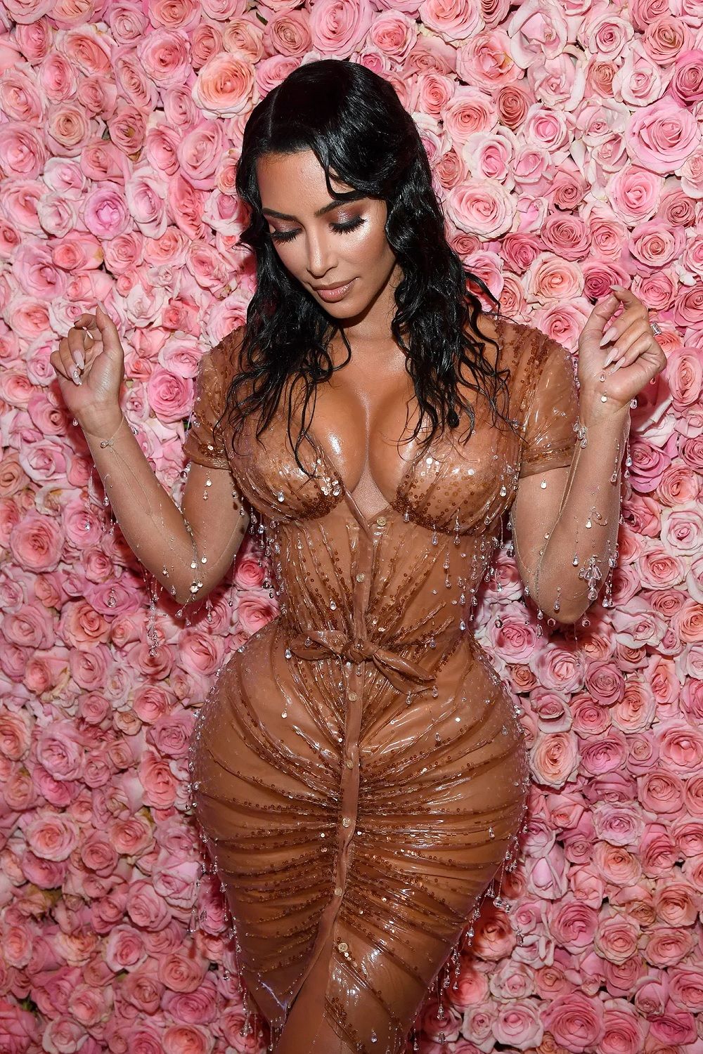 kim Kardashian indossa l'abito "effetto wet" di Mugler durante il MET