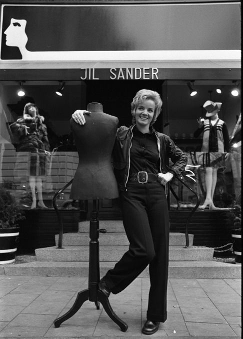 Jil Sander 1968, Jil Sander davanti alla boutique di Amburgo. Scatto di Hans Rudolf Uthoff