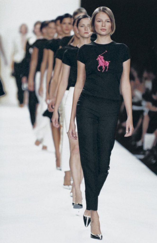 Dizionario della Moda Mame: Ralph Lauren. La sfilata con magliette Pink Pony, 2002.