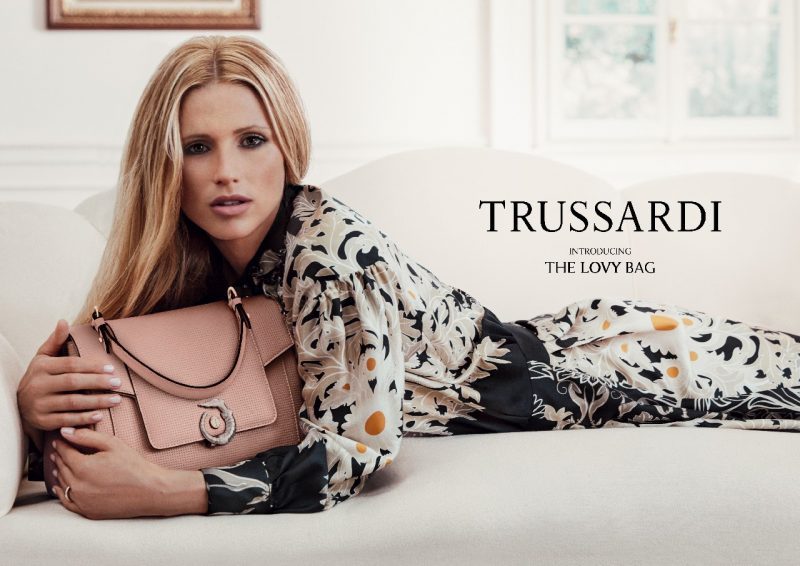 Dizionario della Moda Mame: Trussardi. Michelle Hunziker, ambasciatrice del brand, con la Lovy Bag.